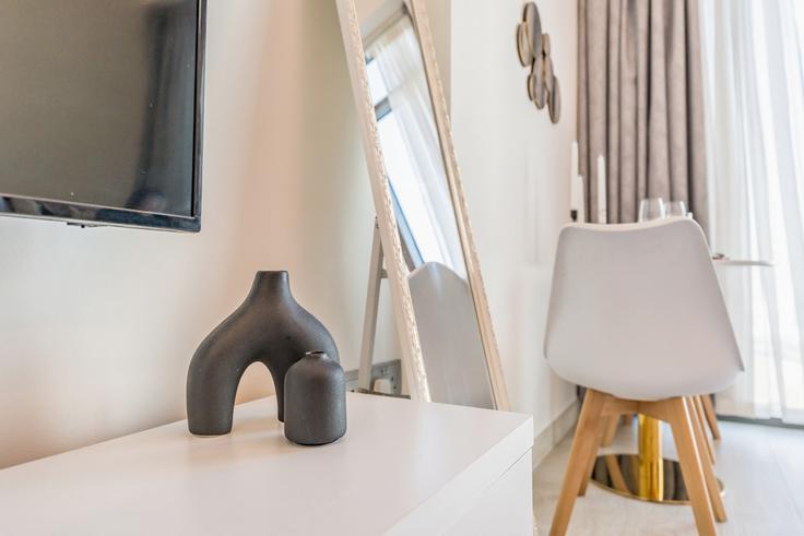 Al Jadaf, Dubai에 위치한 Building Tariaq Bedon Esm - dlx-holiday-homes - 1239177 아파트의 세련된 인테리어가 돋보이는 거실 Al Jadaf, Dubai에 위치한 Building Tariaq Bedon Esm - dlx-holiday-homes - 1239177 아파트의 세련된 인테리어가 돋보이는 거실