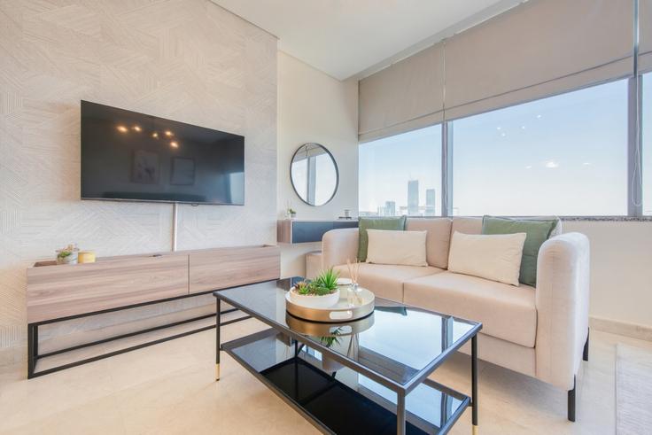 Trade Center, Dubai에 위치한 Building Al Mustaqbal Street - dlx-holiday-homes - 1238649 아파트의 세련된 인테리어가 돋보이는 거실 Trade Center, Dubai에 위치한 Building Al Mustaqbal Street - dlx-holiday-homes - 1238649 아파트의 세련된 인테리어가 돋보이는 거실