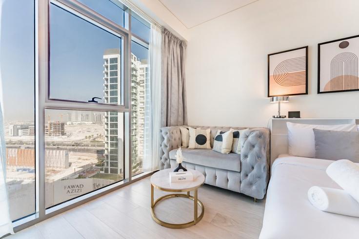 Salle de séjour élégante avec mobilier moderne dans un appartement à Building Tariaq Bedon Esm - dlx-holiday-homes - 1239177 à Al Jadaf, Dubai Salle de séjour élégante avec mobilier moderne dans un appartement à Building Tariaq Bedon Esm - dlx-holiday-homes - 1239177 à Al Jadaf, Dubai