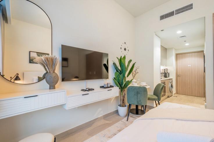 Elegante sala de estar con mobiliario moderno en un apartamento en Building Tariaq Bedon Esm - dlx-holiday-homes - 1239010 en Nad Al Sheba, Dubai Elegante sala de estar con mobiliario moderno en un apartamento en Building Tariaq Bedon Esm - dlx-holiday-homes - 1239010 en Nad Al Sheba, Dubai