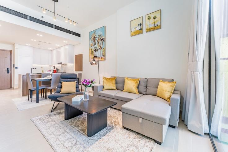 Elegante sala de estar con mobiliario moderno en un apartamento en Building Bijada Boulevard North - dlx-holiday-homes - 1239309 en Al Barsha South Fourth, Dubai Elegante sala de estar con mobiliario moderno en un apartamento en Building Bijada Boulevard North - dlx-holiday-homes - 1239309 en Al Barsha South Fourth, Dubai