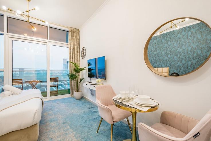 Building D54 - dlx-holiday-homes - 1239000 adresindeki bir dairede modern mobilyalarla zarif bir şekilde tasarlanmış oturma odası Al Hebiah Third, Dubai Building D54 - dlx-holiday-homes - 1239000 adresindeki bir dairede modern mobilyalarla zarif bir şekilde tasarlanmış oturma odası Al Hebiah Third, Dubai