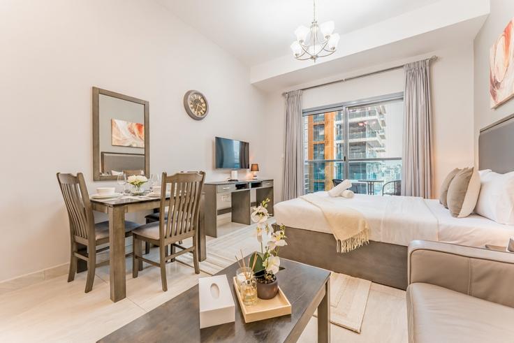 Business Bay, Dubai 소재 Building Marasi Drive - dlx-holiday-homes - 1239124 유닛에 마련된, 현대적인 가구로 꾸며진 우아한 디자인의 거실 Business Bay, Dubai 소재 Building Marasi Drive - dlx-holiday-homes - 1239124 유닛에 마련된, 현대적인 가구로 꾸며진 우아한 디자인의 거실