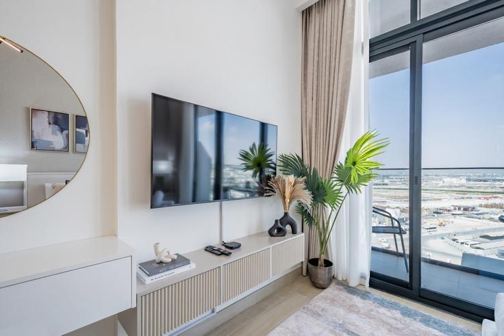 Elegant gestaltetes Wohnzimmer mit moderner Einrichtung in einer Wohnung im Building Tariaq Bedon Esm - dlx-holiday-homes - 1238893 in Nad Al Sheba, Dubai