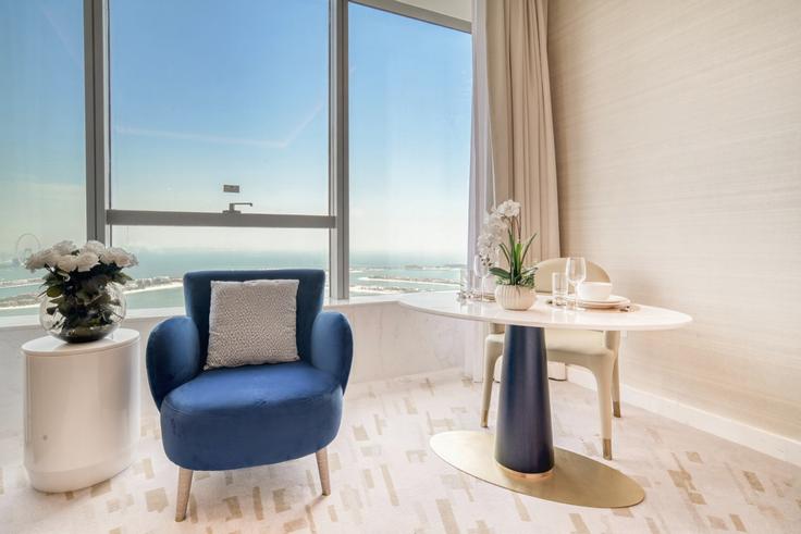 The Palm Jumeirah, Dubai 소재 Building Tariaq Bedon Esm - dlx-holiday-homes - 1238764 유닛에 마련된, 현대적인 가구로 꾸며진 우아한 디자인의 거실