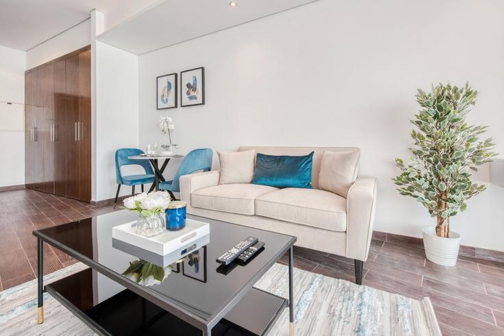 Dubai Al Hebiah FourthのBuilding Tariaq Bedon Esm - dlx-holiday-homes - 1238523のアパートメントにある、モダンな家具を備えたエレガントなデザインのリビングルーム Dubai Al Hebiah FourthのBuilding Tariaq Bedon Esm - dlx-holiday-homes - 1238523のアパートメントにある、モダンな家具を備えたエレガントなデザインのリビングルーム