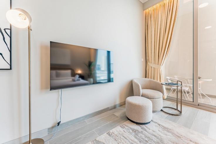 Salle de séjour élégante avec mobilier moderne dans un appartement à Building Mu'allaqat Boulevard - dlx-holiday-homes - 1239202 à Al Barsha South Fourth, Dubai Salle de séjour élégante avec mobilier moderne dans un appartement à Building Mu'allaqat Boulevard - dlx-holiday-homes - 1239202 à Al Barsha South Fourth, Dubai