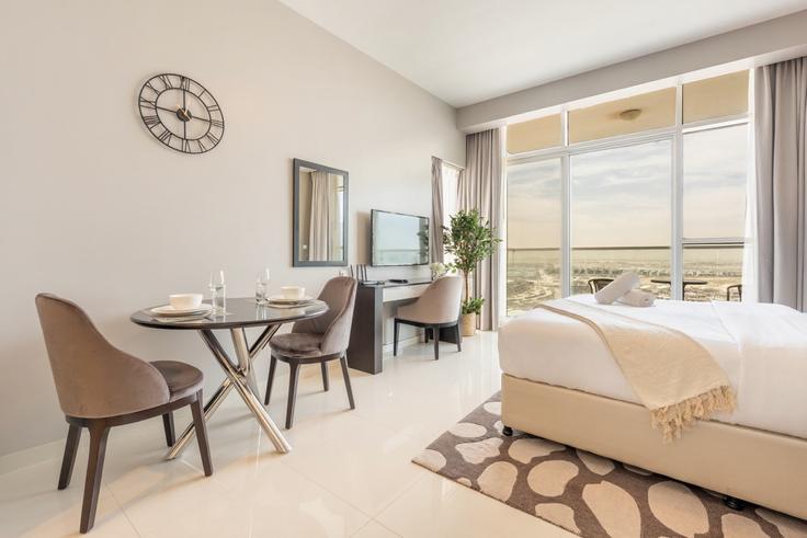 Salle de séjour élégante avec mobilier moderne dans un appartement à Building Hessa Street - dlx-holiday-homes - 1239104 à Al Hebiah Third, Dubai Salle de séjour élégante avec mobilier moderne dans un appartement à Building Hessa Street - dlx-holiday-homes - 1239104 à Al Hebiah Third, Dubai
