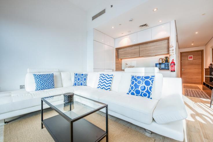 Dubai Marina, Dubai에 위치한 Building Tariaq Bedon Esm - dlx-holiday-homes - 1238533 유닛의 세련된 인테리어가 돋보이는 거실 Dubai Marina, Dubai에 위치한 Building Tariaq Bedon Esm - dlx-holiday-homes - 1238533 유닛의 세련된 인테리어가 돋보이는 거실