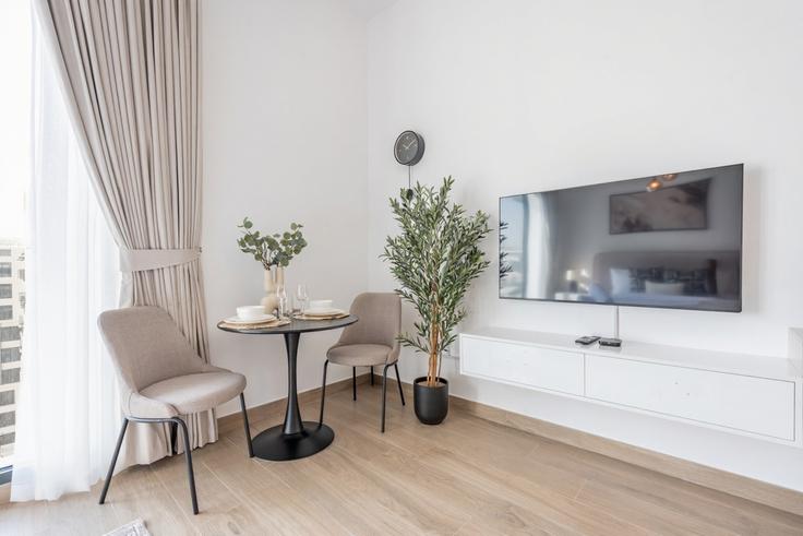 Dubai Al Yalayis 2のBuilding Tariaq Bedon Esm - dlx-holiday-homes - 1244783のアパートメントにある、モダンな家具を備えたエレガントなデザインのリビングルーム