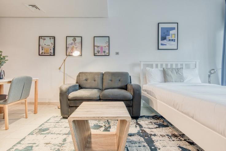 Salle de séjour élégante avec mobilier moderne dans un appartement à Building Cluster B - dlx-holiday-homes - 1238542 à Al Thanyah Fifth, Dubai