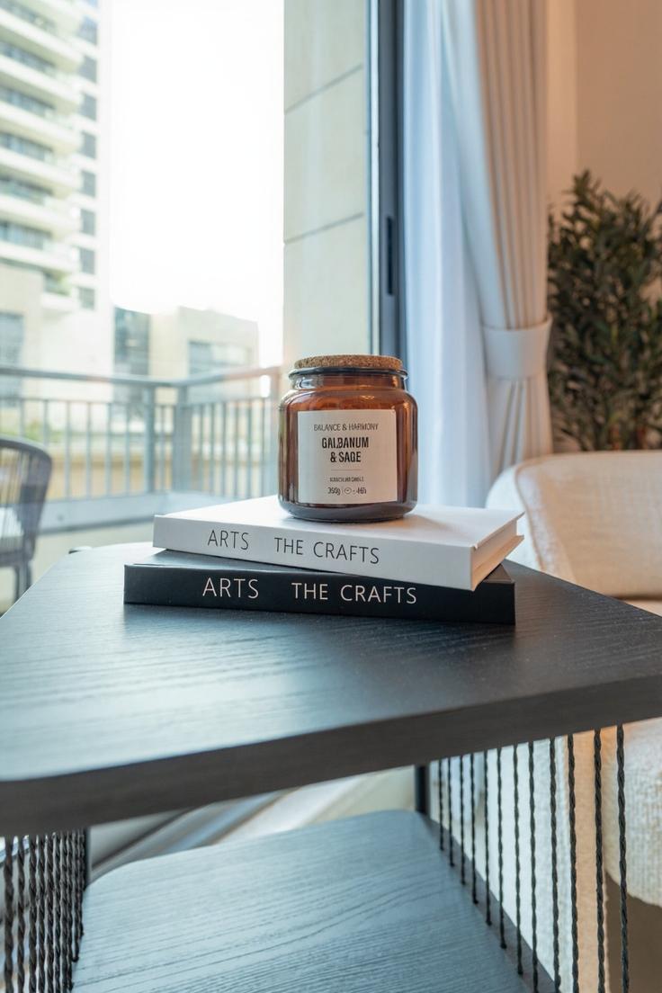 Elegant gestaltetes Wohnzimmer mit moderner Einrichtung in einer Wohnung im Building Al Tahani St - dlx-holiday-homes - 1239132 in Burj Khalifa, Dubai Elegant gestaltetes Wohnzimmer mit moderner Einrichtung in einer Wohnung im Building Al Tahani St - dlx-holiday-homes - 1239132 in Burj Khalifa, Dubai