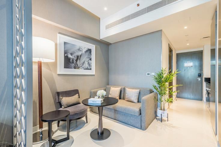 Building Marasi Drive - dlx-holiday-homes - 1239176 adresindeki bir dairede modern mobilyalarla zarif bir şekilde tasarlanmış oturma odası Business Bay, Dubai Building Marasi Drive - dlx-holiday-homes - 1239176 adresindeki bir dairede modern mobilyalarla zarif bir şekilde tasarlanmış oturma odası Business Bay, Dubai