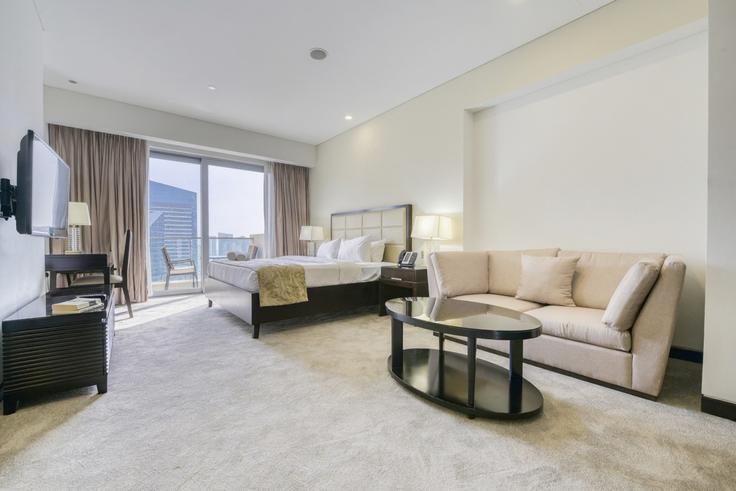 Dubai Marina, Dubai에 위치한 Building Emaar Drive - dlx-holiday-homes - 1238658 유닛의 세련된 인테리어가 돋보이는 거실 Dubai Marina, Dubai에 위치한 Building Emaar Drive - dlx-holiday-homes - 1238658 유닛의 세련된 인테리어가 돋보이는 거실