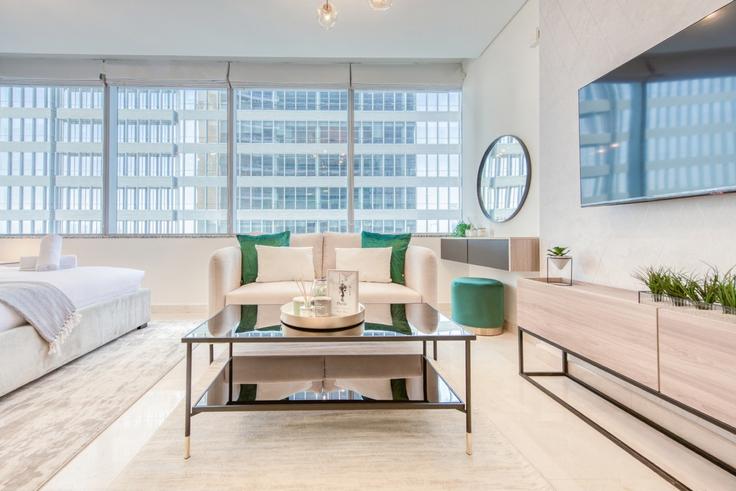 Trade Center, Dubai에 위치한 Building Al Mustaqbal Street - dlx-holiday-homes - 1238530 아파트의 세련된 인테리어가 돋보이는 거실 Trade Center, Dubai에 위치한 Building Al Mustaqbal Street - dlx-holiday-homes - 1238530 아파트의 세련된 인테리어가 돋보이는 거실