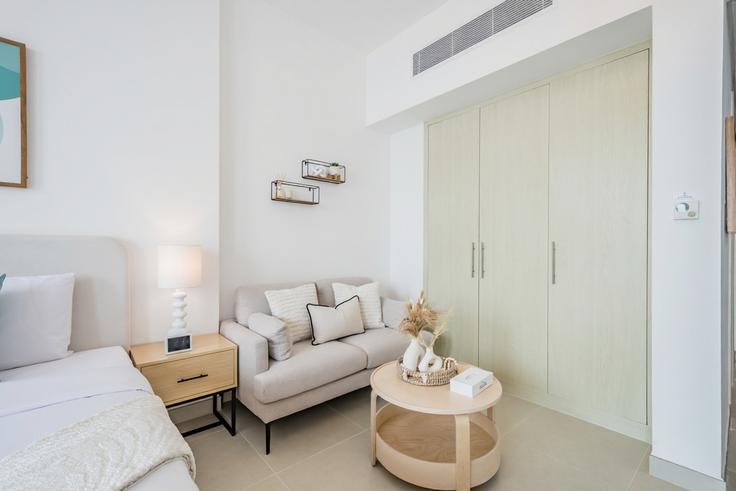 Building Tariaq Bedon Esm - dlx-holiday-homes - 1239062 adresindeki bir dairede modern mobilyalarla zarif bir şekilde tasarlanmış oturma odası Me'aisem First, Dubai