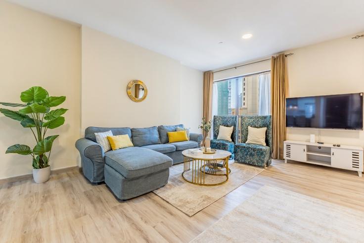 Elegante sala de estar con mobiliario moderno en un apartamento en Building Breih Street - dlx-holiday-homes - 1239243 en Dubai Marina, Dubai Elegante sala de estar con mobiliario moderno en un apartamento en Building Breih Street - dlx-holiday-homes - 1239243 en Dubai Marina, Dubai