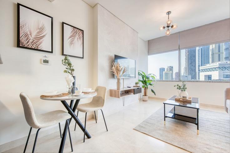 Elegante sala de estar con mobiliario moderno en un apartamento en Building Al Mustaqbal Street - dlx-holiday-homes - 1238574 en Trade Center, Dubai Elegante sala de estar con mobiliario moderno en un apartamento en Building Al Mustaqbal Street - dlx-holiday-homes - 1238574 en Trade Center, Dubai