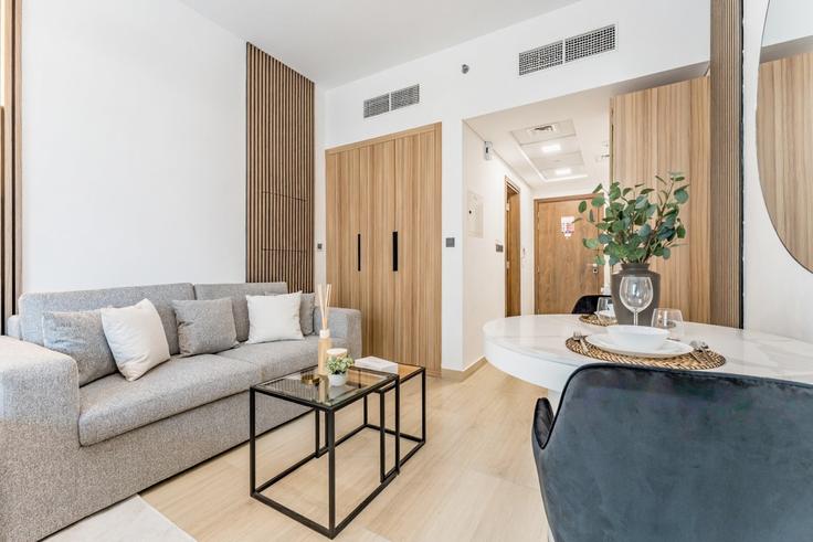 Salle de séjour élégante avec mobilier moderne dans un appartement à Building Street 5 - dlx-holiday-homes - 1239236 à Al Barsha South Fourth, Dubai Salle de séjour élégante avec mobilier moderne dans un appartement à Building Street 5 - dlx-holiday-homes - 1239236 à Al Barsha South Fourth, Dubai