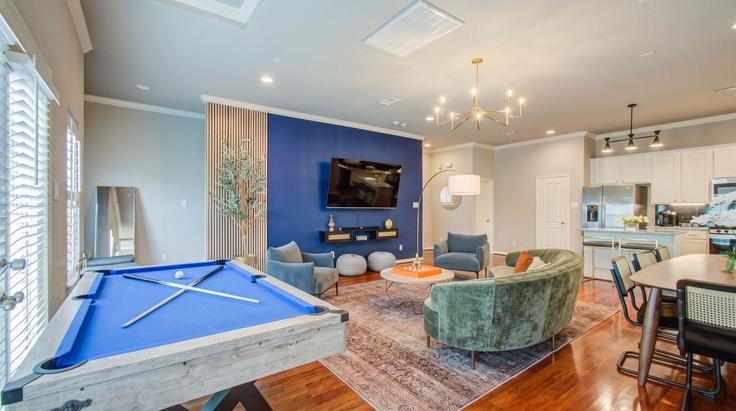 Houston HoustonのBuilding T C Jester Boulevard - dmmanagement - 1225766 - USAのアパートメントにある、モダンな家具を備えたエレガントなデザインのリビングルーム Houston HoustonのBuilding T C Jester Boulevard - dmmanagement - 1225766 - USAのアパートメントにある、モダンな家具を備えたエレガントなデザインのリビングルーム