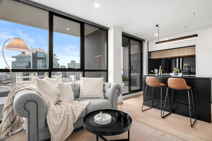 Sala de estar elegantemente projetada com móveis modernos em um apartamento no Building Haig Street - dolce-vita-corporate-stays - 1490627 em Southbank, Melbourne Sala de estar elegantemente projetada com móveis modernos em um apartamento no Building Haig Street - dolce-vita-corporate-stays - 1490627 em Southbank, Melbourne