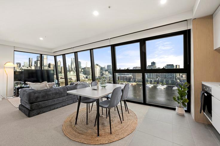 Sala de estar elegantemente projetada com móveis modernos em um apartamento no Building Pearl River Road - dolce-vita-corporate-stays - 1490629 em Docklands, Melbourne Sala de estar elegantemente projetada com móveis modernos em um apartamento no Building Pearl River Road - dolce-vita-corporate-stays - 1490629 em Docklands, Melbourne