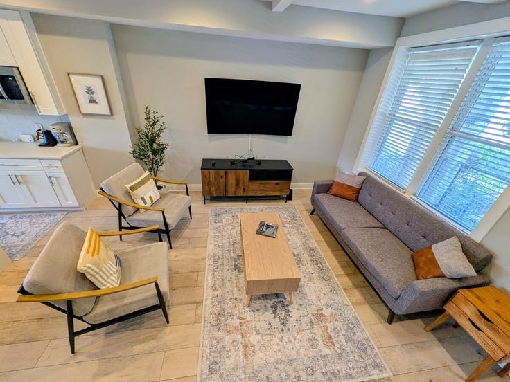 Washington, Washington에 위치한 Building Montello Avenue Northeast - doma - 1698246 유닛의 세련된 인테리어가 돋보이는 거실 Washington, Washington에 위치한 Building Montello Avenue Northeast - doma - 1698246 유닛의 세련된 인테리어가 돋보이는 거실