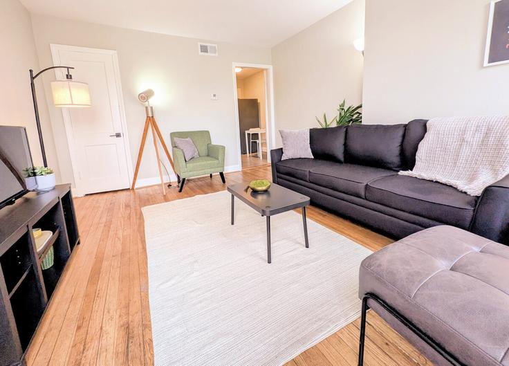 Salle de séjour élégante avec mobilier moderne dans un appartement à Building F Street Northeast - doma - 1695914 à Washington, Washington