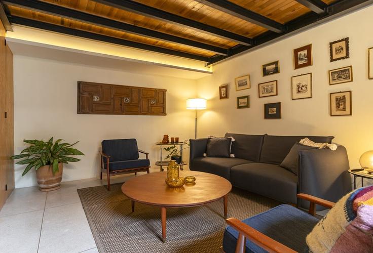Building Emilio Dondé - domi-housing - 1558991 adresindeki bir dairede modern mobilyalarla zarif bir şekilde tasarlanmış oturma odası Mexico City, Mexico City