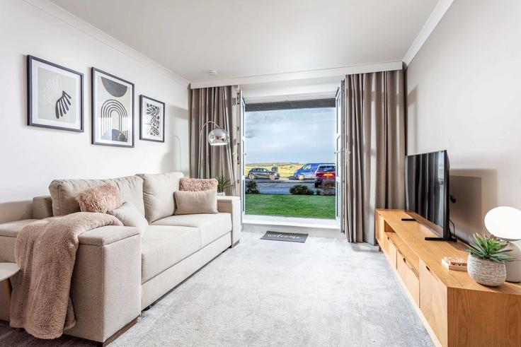 Prestwick, Prestwick에 위치한 Building Links Road - donniniapartments - 1339226 아파트의 세련된 인테리어가 돋보이는 거실