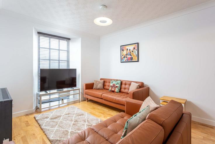 Sala de estar elegantemente projetada com móveis modernos em um apartamento no Building Main Street - donniniapartments - 1513828 em Prestwick, Prestwick Sala de estar elegantemente projetada com móveis modernos em um apartamento no Building Main Street - donniniapartments - 1513828 em Prestwick, Prestwick