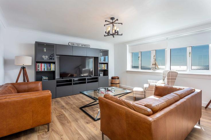 Sala de estar elegantemente projetada com móveis modernos em um apartamento no Building Ardayre Road - donniniapartments - 1531973 em Prestwick, Prestwick Sala de estar elegantemente projetada com móveis modernos em um apartamento no Building Ardayre Road - donniniapartments - 1531973 em Prestwick, Prestwick