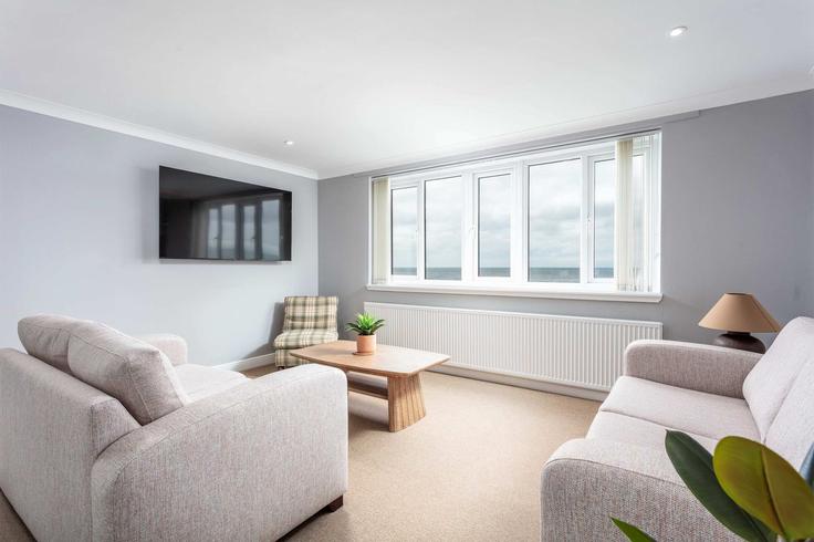 Sala de estar elegantemente projetada com móveis modernos em um apartamento no Building Ardayre Road - donniniapartments - 1586352 em Prestwick, Prestwick Sala de estar elegantemente projetada com móveis modernos em um apartamento no Building Ardayre Road - donniniapartments - 1586352 em Prestwick, Prestwick