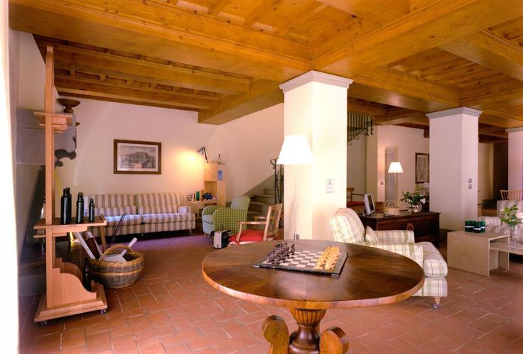 Salle de séjour élégante avec mobilier moderne dans un appartement à Building Località Casabiondo - dot-holiday-sa - 1421170 à Casa Biondo, Casa Biondo