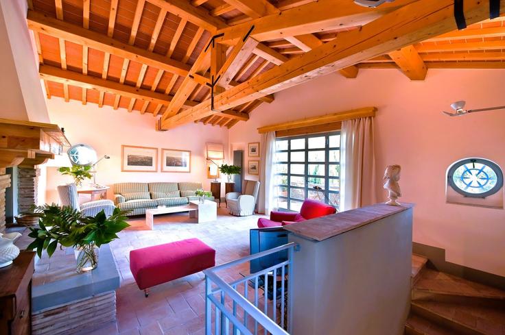 Sala de estar elegantemente projetada com móveis modernos em um apartamento no Building Località Casabiondo - dot-holiday-sa - 1421215 em Casa Biondo, Casa Biondo