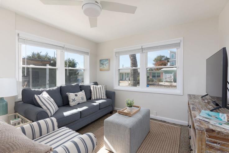 Building Carol Place - downtime-vacation-rentals - 1511630 adresindeki bir dairede modern mobilyalarla zarif bir şekilde tasarlanmış oturma odası Laguna Beach, Laguna Beach Building Carol Place - downtime-vacation-rentals - 1511630 adresindeki bir dairede modern mobilyalarla zarif bir şekilde tasarlanmış oturma odası Laguna Beach, Laguna Beach