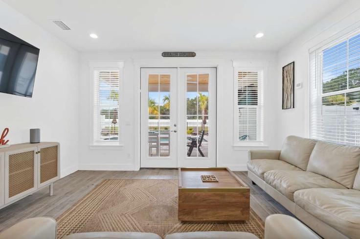 Elegant gestaltetes Wohnzimmer mit moderner Einrichtung in einer Wohnung im Building Lyndell Lane - downtime-vacation-rentals - 1511648 in Panama City Beach, Panama City Beach Elegant gestaltetes Wohnzimmer mit moderner Einrichtung in einer Wohnung im Building Lyndell Lane - downtime-vacation-rentals - 1511648 in Panama City Beach, Panama City Beach