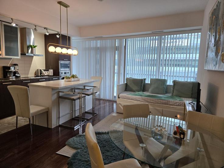 Toronto Old TorontoのBuilding Charlotte Street - downtown-toronto-vacations - 1347725のアパートメントにある、モダンな家具を備えたエレガントなデザインのリビングルーム