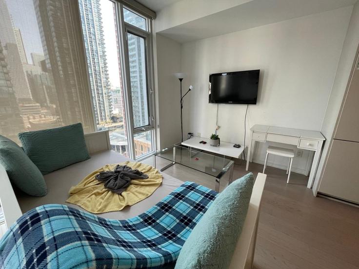 Sala de estar elegantemente projetada com móveis modernos em um apartamento no Building Peter Street - downtown-toronto-vacations - 1347741 em Old Toronto, Toronto