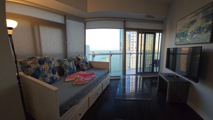 Toronto Old TorontoのBuilding York Street - downtown-toronto-vacations - 1347748のアパートメントにある、モダンな家具を備えたエレガントなデザインのリビングルーム