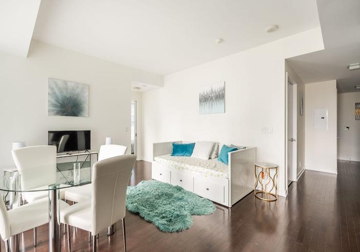 Elegante sala de estar con mobiliario moderno en un apartamento en Building York Street - downtown-toronto-vacations - 1347738 en Old Toronto, Toronto