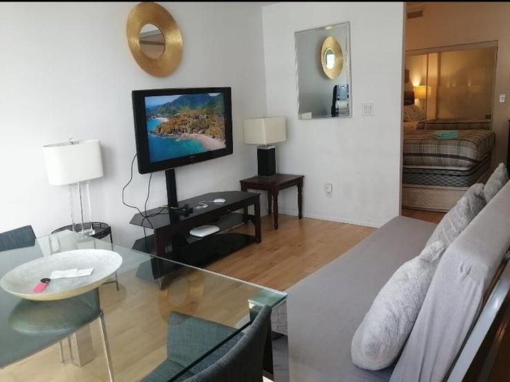 Elegante sala de estar con mobiliario moderno en un apartamento en Building York Street - downtown-toronto-vacations - 1347747 en Old Toronto, Toronto