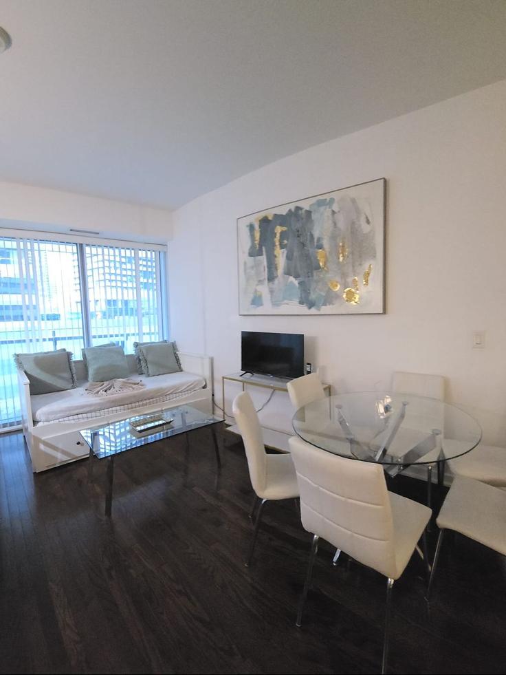 Elegant gestaltetes Wohnzimmer mit moderner Einrichtung in einer Wohnung im Building York Street - downtown-toronto-vacations - 1347730 in Old Toronto, Toronto Elegant gestaltetes Wohnzimmer mit moderner Einrichtung in einer Wohnung im Building York Street - downtown-toronto-vacations - 1347730 in Old Toronto, Toronto