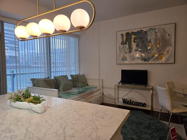 Toronto Old TorontoのBuilding York Street - downtown-toronto-vacations - 1347730のアパートメントにある、モダンな家具を備えたエレガントなデザインのリビングルーム