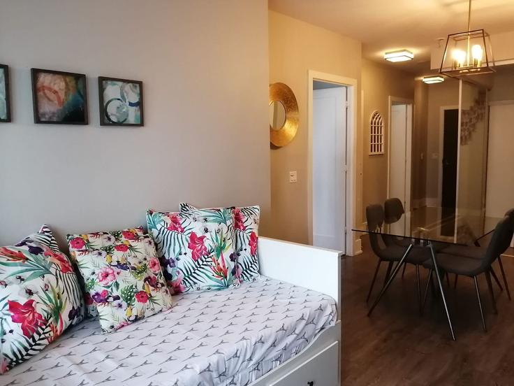 Sala de estar elegantemente projetada com móveis modernos em um apartamento no Building Front Street West - downtown-toronto-vacations - 1347740 em Old Toronto, Toronto Sala de estar elegantemente projetada com móveis modernos em um apartamento no Building Front Street West - downtown-toronto-vacations - 1347740 em Old Toronto, Toronto