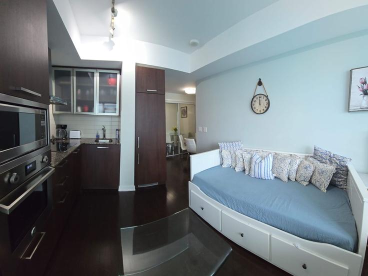 Building York Street - downtown-toronto-vacations - 1347734 adresindeki bir dairede modern mobilyalarla zarif bir şekilde tasarlanmış oturma odası Old Toronto, Toronto Building York Street - downtown-toronto-vacations - 1347734 adresindeki bir dairede modern mobilyalarla zarif bir şekilde tasarlanmış oturma odası Old Toronto, Toronto