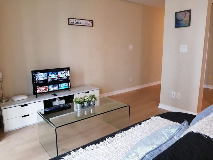 Elegante sala de estar con mobiliario moderno en un apartamento en Building York Street - downtown-toronto-vacations - 1347749 en Old Toronto, Toronto