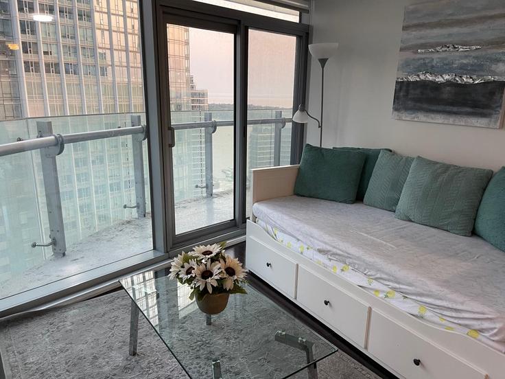 Elegant gestaltetes Wohnzimmer mit moderner Einrichtung in einer Wohnung im Building York Street - downtown-toronto-vacations - 1347737 in Old Toronto, Toronto Elegant gestaltetes Wohnzimmer mit moderner Einrichtung in einer Wohnung im Building York Street - downtown-toronto-vacations - 1347737 in Old Toronto, Toronto