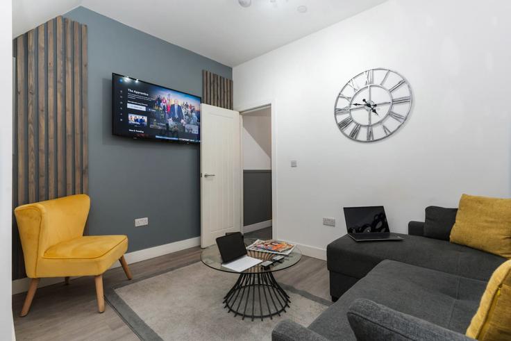 Sala de estar elegantemente projetada com móveis modernos em um apartamento no Building Newport Road - dragonservicedrentals - 1050892 - LON em Adamsdown, Cardiff