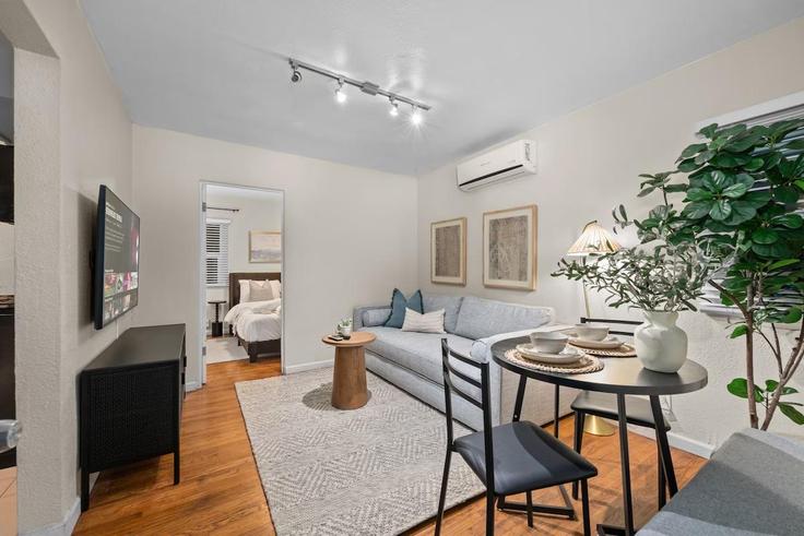 San Diego San DiegoのBuilding 28th Street - drb-rentals - 1330859のアパートメントにある、モダンな家具を備えたエレガントなデザインのリビングルーム